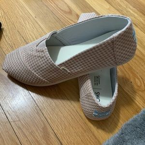 Tom’s women’s flats